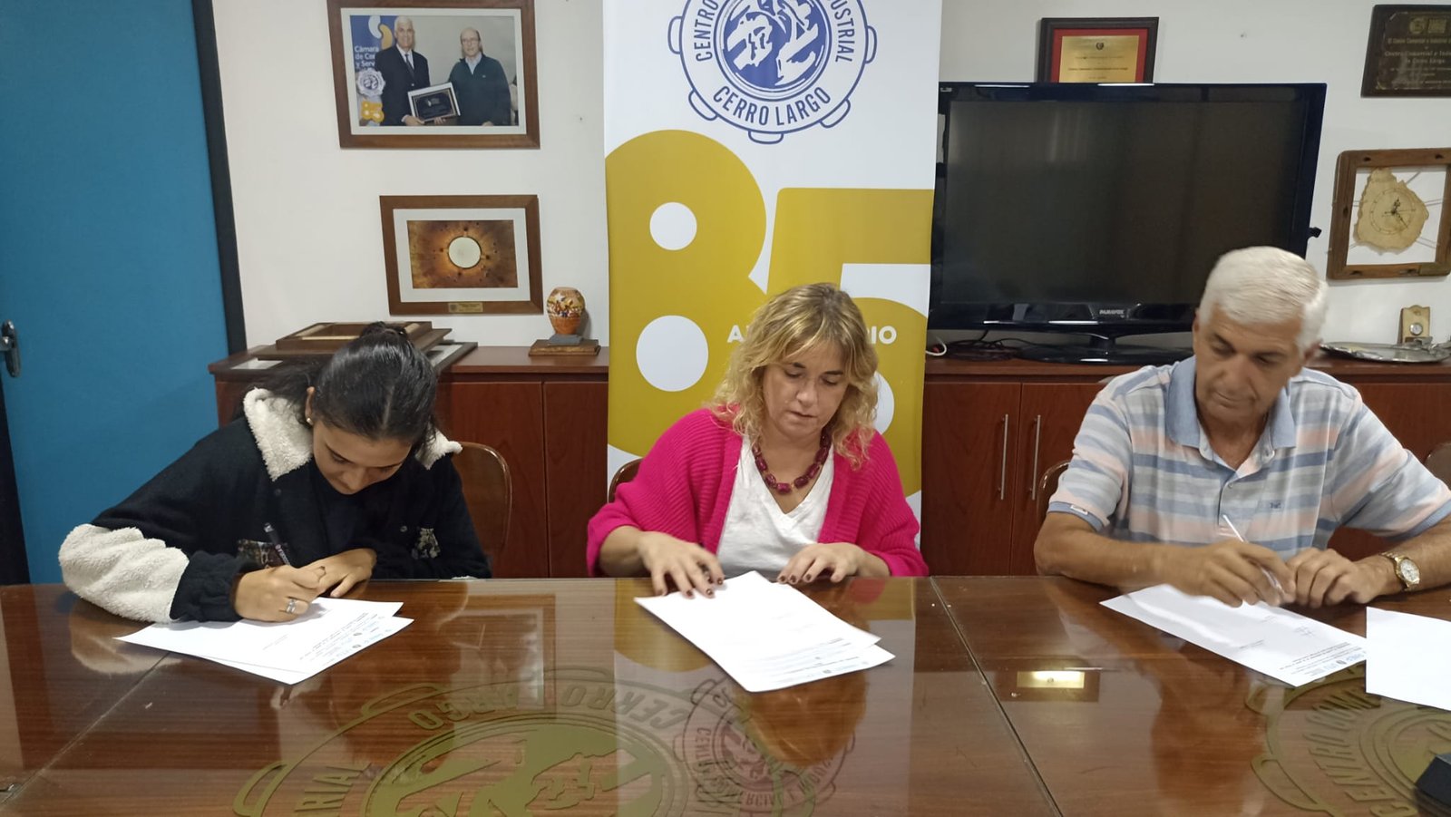 Firma de acuerdo con Polo Tecnológico-Utu para el ingreso de una pasante en el Centro Pyme